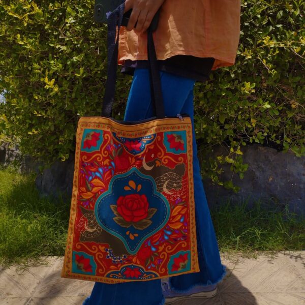 Weekend strolls are even better with your favorite tote in hand! 💐💛Perfect for carrying all yo